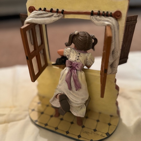 Nadal Studios A’LARCON Limiteded 197/5000 Porcelain Scene Girl in Window - Picture 12 of 13